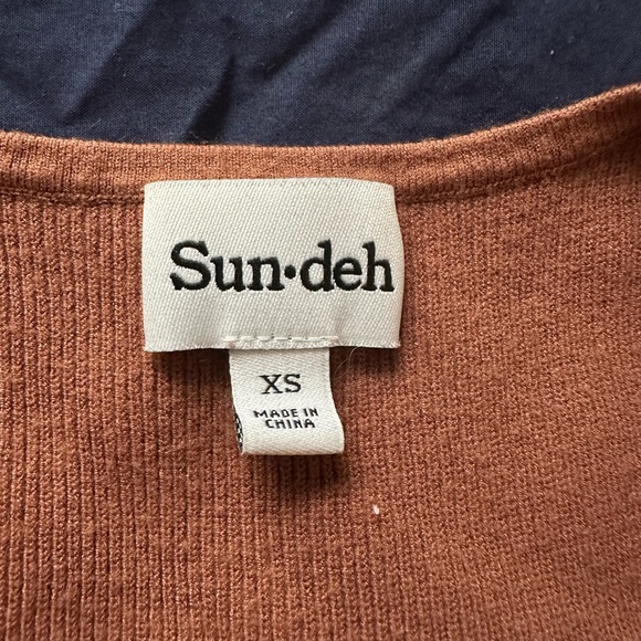 Sun-deh (Aritzia) going out top - Picture 2 of 5
